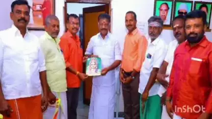 பெரியகுளம்: பெரியகுளம் OPS இல்லத்தில் முருகன் பக்தர்கள் மாநாடு அழைப்பு ஓபிஎஸ் இடம் வழங்கினர்