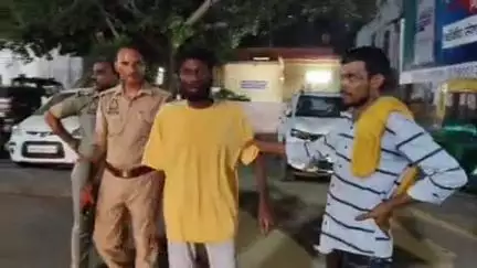 इटावा: रेलवे स्टेशन के राजदरबार होटल के सामने तेज रफ्तार कार ने पैदल जा रहे युवक को मारी टक्कर, कई फीट उछलकर गिरने से हुआ घायल