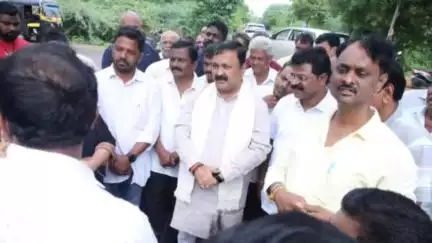 ಹುಬ್ಬಳ್ಳಿ ನಗರ: ನಗರದ ಸಪ್ತಗಿರಿ ಪಾರ್ಕ್ ನಲ್ಲಿ ನೂತನವಾಗಿ ಡಾಂಬರೀಕರಣಗೊಂಡ ರಸ್ತೆ ಲೋಕಾರ್ಪಣೆಗೊಳಿಸಿದ ಶಾಸಕ ಮಹೇಶ್ ಟೆಂಗಿನಕಾಯಿ