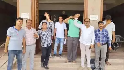 बीकानेर: मेडिकल कॉलेज के प्राचार्य के विरोध में नर्सिंग कर्मचारियों ने मेडिकल कॉलेज में किया प्रदर्शन