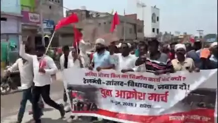 सरिया: सरिया में इंकलाबी नौजवान सभा का आक्रोश मार्च, रेलवे ओवरब्रिज का निर्माण कार्य बंद होने का विरोध