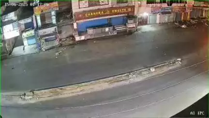 चांदपुर: नूरपुर में रात को नींद की झपकी लगने से ट्रक डिवाइडर से टकराया और पलट गया, वीडियो सीसीटीवी में कैद