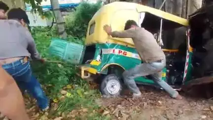 বারাসাত ১: দত্তপুকুরে ৩৫ নম্বর জাতীয় সড়কে স্করপিওর ধাক্কায় নয়নজলিতে অটো, অল্পের জন্য বাঁচলেন চালক