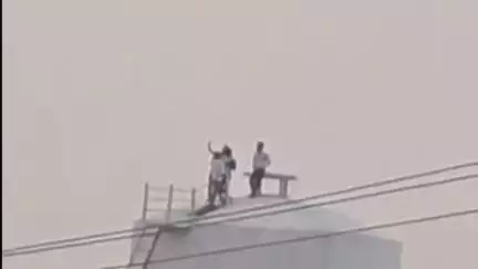 सिलवानी: साईंखेड़ा में 100 फीट ऊंची पानी की टंकी बनी सेल्फी प्वाइंट, युवा जान से कर रहे खिलवाड़, वीडियो वायरल
