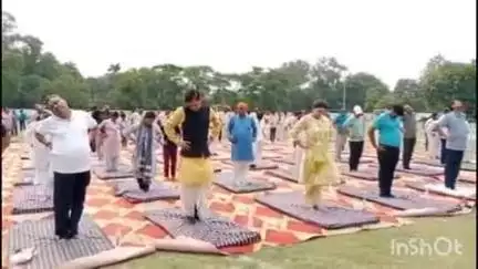 देेेवरिया: योग दिवस की तैयारी को लेकर रविंद्र किशोर शाही स्टेडियम में आयोजित शिविर, सांसद, विधायक और डीएम ने किया योग अभ्यास