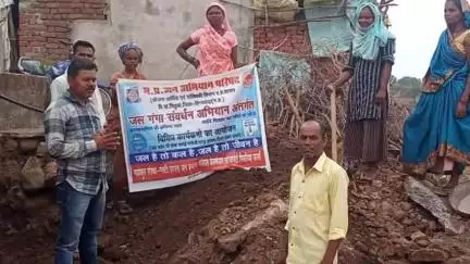 बिछुआ: इंद्रा कॉलोनी खमरा में जल संरक्षण के लिए श्रमदान, सोखता गड्ढा बनाकर अन्य उपाय भी बताए गए