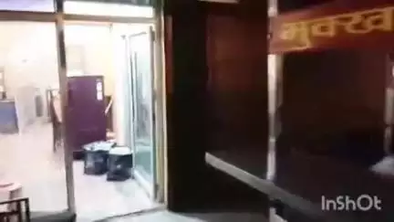 शहर के कचहरी रोड स्थित डोसा की दुकान में दबंगों ने जमकर की मारपीट व तोड़फोड़, CCTV वीडियो हुआ वायरल