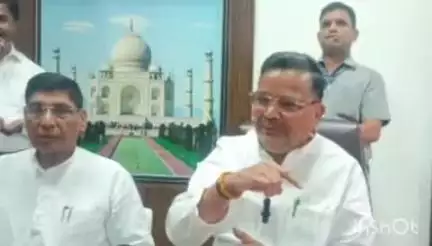 आगरा: आगरा पहुंचे संस्कृति एवं पर्यटन मंत्री जयवीर सिंह ने सर्किट हाउस में की समीक्षा बैठक