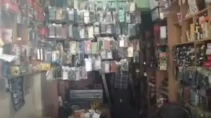 अमृतपुर: गूजरपुर पमारान में रोड पर 3 दुकानों से लाखों रुपए का सामान अज्ञात चोरों ने किया चोरी, सूचना पर पहुंचीं थाना अध्यक्ष