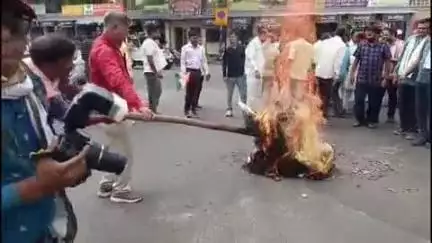 लाडपुरा: कांग्रेस ने राहुल गांधी पर अमर्यादित टिप्पणी को लेकर भाजपा नेता राधा मोहन अग्रवाल का कुन्हाड़ी में जलाया पुतला
