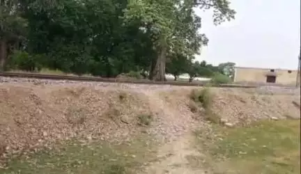 शोहरतगढ़: कटया महदेवा गंगाराम मार्ग को रेलवे द्वारा बन्द करने की वजह से लोग हो रहे हैं परेशान, ग्रामीणों ने दिया बयान #jansamasya