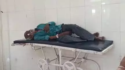 टीकमगढ़: आहार गांव में 3 लोगों ने शराब पिलाकर वृद्ध को पीटा व छीने रुपए, जिला अस्पताल में उपचार जारी