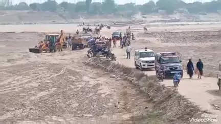 मिर्ज़ापुर: जोपा गंगा घाट पर अवैध खनन के खिलाफ जिला प्रशासन ने की कार्रवाई, मौके से एक बालू लदा ट्रैक्टर किया जब्त
