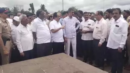 खंडाळा: पालकमंत्री शंभूराज देसाई आणि मदत व पुनर्वसन मंत्री मकरंदआबा पाटील यांनी लोणंद येथील पालखी तळाची केली पाहणी