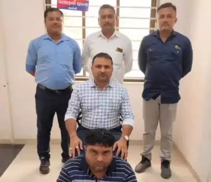 રૂ.૪૦ લાખની છેતરપિંડી કરનાર આરોપીને મુંબઈ ખાતેથી ઝડપી લેતી અમરેલી પેરલ ફરલો સ્કવૉર્ડની ટીમ