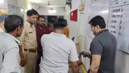 इटावा: इकदिल इलाके में शराब के नशे में बच्चों को पीट रहे भट्ठा कर्मचारी को ग्रामीणों ने पीटा, पुलिस ने अस्पताल में कराया भर्ती