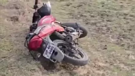इकौना: इकौना मुर्गी फार्म के पास तालाब किनारे मिली लावारिस बाइक, जांच में जुटी पुलिस