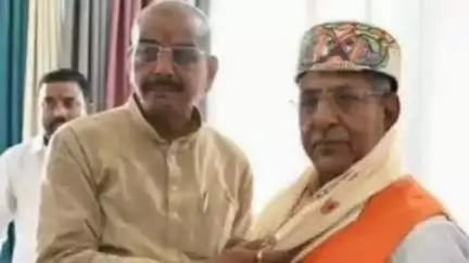 मधुबनी: मेयर सह भाजपा राष्ट्रीय परिषद सदस्य अरुण राय और अन्य भाजपा नेताओं ने विधानसभा अध्यक्ष नंदकिशोर यादव को किया सम्मानित