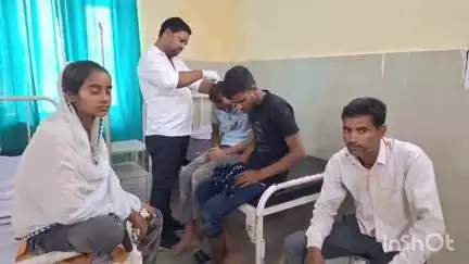 कन्नौज: पीरन पुरवा गांव में बरसात का पानी निकलने के विवाद को लेकर 2 पक्षों के बीच जमकर चले लाठी-डंडे, 9 लोग हुए घायल