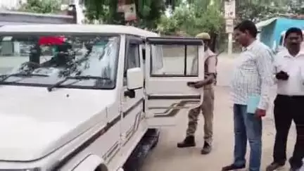 मधुबन: मधुबन के एसडीएम ने बाढ़ के पूर्व तैयारी को लेकर हाहानाला, सिंचाई विभाग बलिया जनपद से सटे बंधे की सीमा का किया निरीक्षण