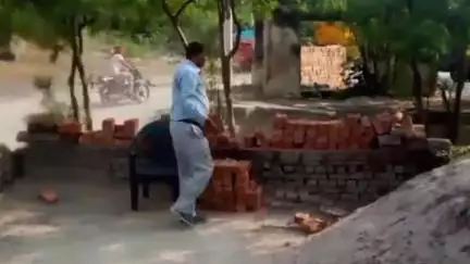 मंझनपुर: पूरब शरीरा में थानेदार की सरपरस्ती में रिटायर्ड फौजी ने विधवा की जमीन पर किया कब्जा, दीवार गिराकर कुनबे को पीटा