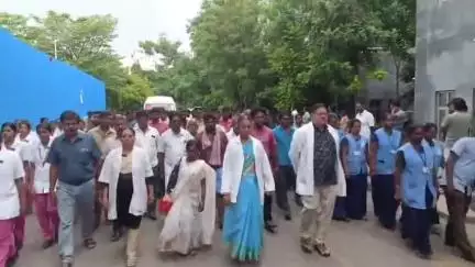 சேலம்: சாலை விபத்தில் பாதிக்கப்பட்ட வாலிபர் உடல் தானம்.  சேலம்அரசு மருத்துவமனையில் மருத்துவர்கள் மரியாதை