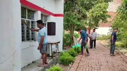 मंझनपुर: जनपद के सभी थानों और चौकियों में तैनात पुलिस अधिकारियों व कर्मचारियों ने किया श्रमदान