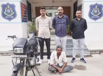 લાઠી: લાઠી પોલીસ સ્ટેશન વિસ્તારના પીપળવા ગામેથી બાઈક ચોરી કરનાર એક શખ્સને ઝડપે લેતી પોલીસ