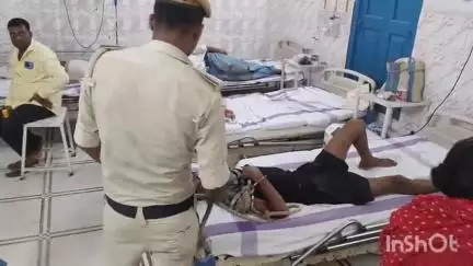 मधेपुरा: मंडल कारा जेल में बंद बीमार कैदी रोशन कुमार बेहतर इलाज के लिए सदर अस्पताल लाए गए