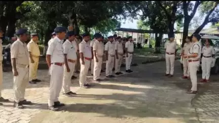 किशनगंज: किशनगंज पुलिस द्वारा चौकीदारी परेड का आयोजन, सुरक्षा व्यवस्था को लेकर दिए दिशा-निर्देश