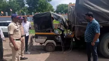 खुलताबाद: वेरुळ येथे भीषण अपघात, ट्रकच्या धडकेत अप्पे रिक्षाचा चुराडा; रिक्षा चालक गंभीर जखमी