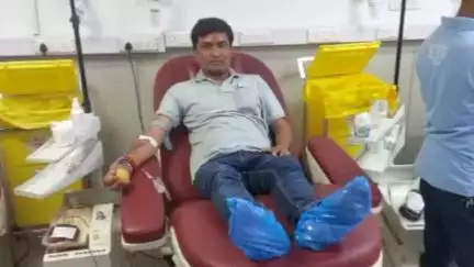 बूंदी: बूंदी के कांग्रेस नेता चर्मेश शर्मा ने विमान दुर्घटना में घायलों के लिए अहमदाबाद सिविल हॉस्पिटल में किया रक्तदान