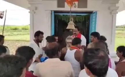 కామారెడ్డి: ఉగ్రవాయి గ్రామంలోని బీరప్ప ఆలయంలో ప్రత్యేక పూజలు చేసిన ఎమ్మెల్యే రమణారెడ్డి