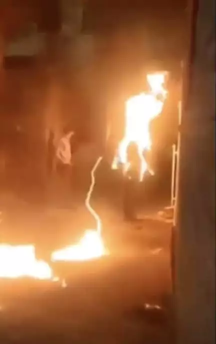 एमपी के ग्वालियर में प्रेमी ने प्रेमिका के घर के बाहर खुदपर पेट्रोल छिड़ककर लगाई आग, आधे से ज्यादा शरीर झुलसा
Source: shashankshukla7024