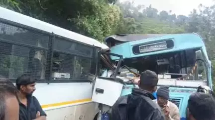 குன்னூர்: மெர்லான்டு என்ற பகுதியில் அரசு பேருந்தும் காவல்துறை வாகனமும் நேருக்கு நேராக மோதி விபத்து