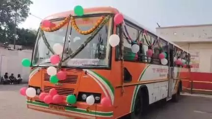 मुरादाबाद: पीतल नगरी रोडवेज बस स्टैंड पर कुंदरकी विधायक ने रोडवेज बसों को नए रूट पर हरि झंडी दिखाकर रवाना किया