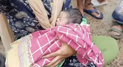 కాకినాడ జిల్లా తాళ్లరేవులో సమయానికి వైద్యం అందక శిశువు మృతి; డాక్టర్‌, సిబ్బంది నిర్లక్ష్యమే కారణమని బంధువుల ఆందోళన