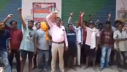 आज 15 जून रविवार को सिराथू ब्लॉक के ग्राम उदहिन बुजुर्ग चौराहा पर विद्युत कटौती को लेकर समर्थ किसान पार्टी के तत्वावधान में प्रदर्शन एवं नारेबाजी कर रोस्टर से विद्युत आपूर्ति की मांग की।