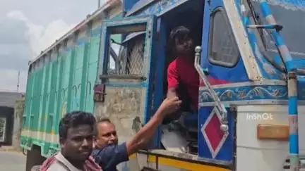 বর্ধমান ২: তীব্র গরমে পথ চলতি মানুষ কে শরবৎ তুলে দেওয়া হল শক্তিগড় আন্ডারপাশ এলাকায় গ্যারাজ কমিটির উদ্যোগে