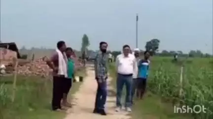 गोला गोकरणनाथ: गोला तहसील क्षेत्र के गुलरिया चीनी मिल की मदद से ड्रोन से किया गया कीटनाशक छिड़काव