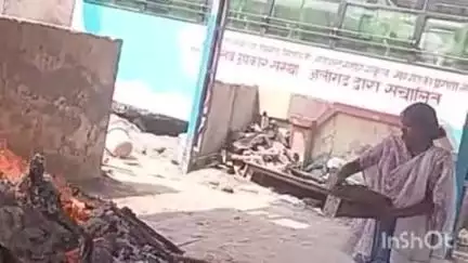 कोल: बन्नादेवी में बेटी ने पिता की चिता को दी मुखाग्नि, रिटायर्ड प्राइमरी स्कूल की प्रिंसिपल के पति की बीमारी से हुई मौत