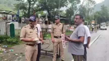 चमोली: ऑपरेशन लगाम के तहत चमोली पुलिस का एक्शन जारी, फर्जी सरकारी बोर्ड और काली फिल्म वाले वाहनों पर की गई कार्रवाई