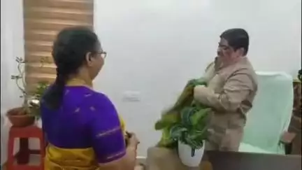 హుస్నాబాద్: హుస్నాబాద్ ఎమ్మెల్యే క్యాంప్ కార్యాలయంలో మంత్రి పొన్నం ప్రభాకర్ ను మర్యాదపూర్వక కలిసిన నూతన జిల్లా కలెక్టర్ హైమావతి