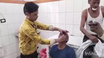 महाराजपुर गांव के समीप विद्युत पोल से टकराकर पलटा तेज़ रफ़्तार ई-रिक्शा, 4 लोग हुए घायल
