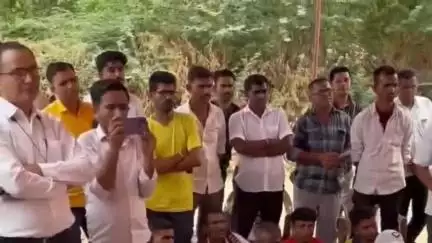 चितलवाना: डडूसन में सहायक पुलिस अधीक्षक ने लोगों को दिलाई नशा मुक्ति की शपथ, अफीम-डोडा पोस्त की मनुहार बंद करने का किया आह्वान