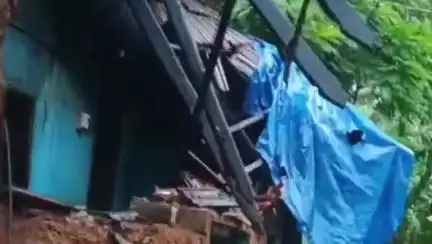 ചാവക്കാട്: ദുരിതം വിതച്ച് മഴയും കാറ്റും, പുന്നയൂർക്കുളം പരൂരിൽ ഓടുമേഞ്ഞ വീട് ഭാഗികമായി തകർന്നു