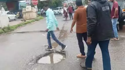 सातारा: सातारा-कोरेगाव रस्त्यावर पडलेल्या खड्यात फुले अर्पण करुन रिपाई (ए) च्या वतीने ठेकेदार आणि सरकारचा निषेध