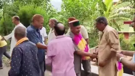 बैजनाथ: विधायक किशोरी लाल ने डूहक गांव का दौरा करते हुए लोगों से कहा- प्राथमिक स्वास्थ्य केंद्र का भवन जल्द तैयार किया जाएगा