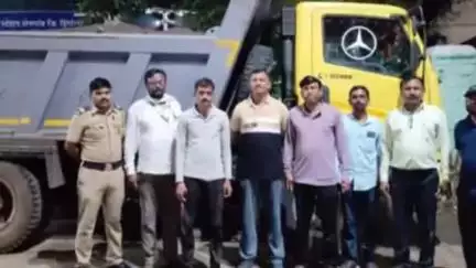 सेनगाव: तालुक्यात महसूल पथकाची धडक कारवाई, ६५ ब्राॅस वाळू साठा जप्त करून २ टिप्पर पकडले