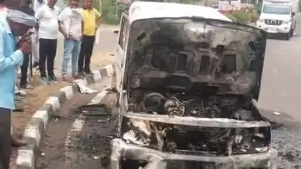 रोहतक: खैरडी मोड़ के पास एसडीएम की गाड़ी में लगी आग, मुश्किल से पाया काबू; कमिश्नर से मिलने आए थे रोहतक